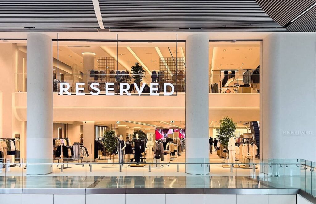 Przeszklona dwupoziomowa witryna sklepu Reserved w centrum handlowym