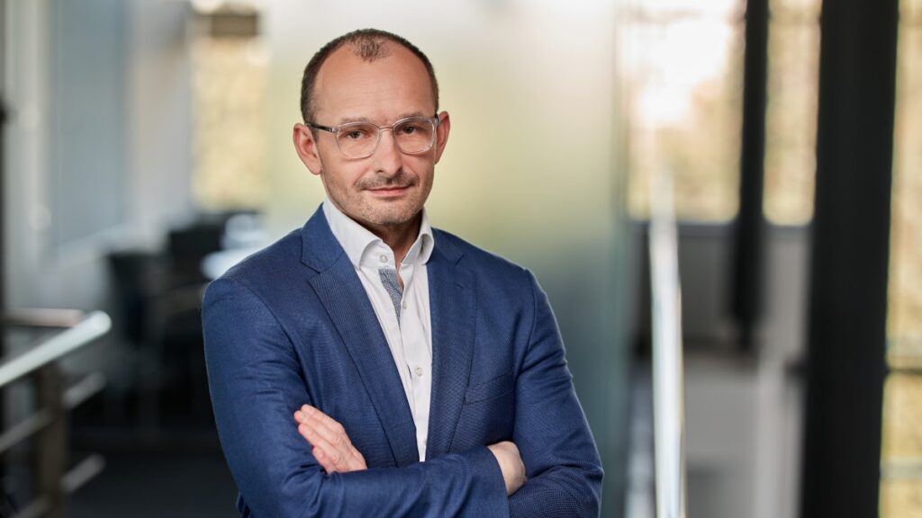 O wprowadzanych innowacjach, nowym zapleczem badawczo-rozwojowym oraz zatrudnieniu porozmawialiśmy z Jakubem Żurowskim, dyrektorem fabryki Avon w Garwolinie.