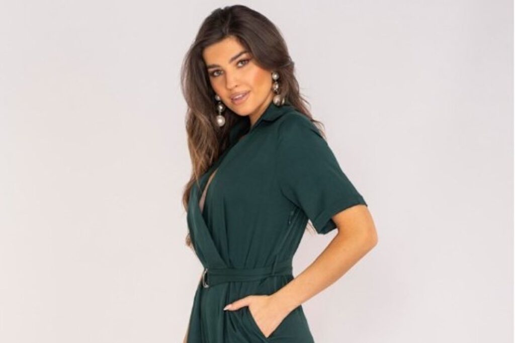 Kobieta w zielonym eleganckim kombinezonie damskim na wesele