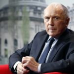 Założyciel spółki Kering, niegdyś członek listy stu najbogatszych ludzi na świecie Około osiemdziesięcioletni mężczyzna siedzi na czarnym fotelu. Ma on na sobie białą koszulę z granatowym krawatem oraz granatowy garnitur.