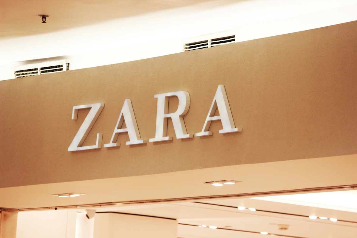 Zara historia. Szyld sklepu Zara – hiszpańskiej sieciówki.