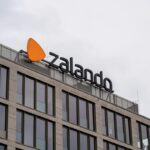 Zalando wyniki finansowe. Budynek Zalando, zbliżenie na nazwę i logo firmy.
