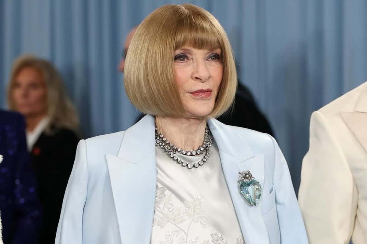Anna Wintour w trakcie Met Gala 2025. Dziennikarka ma białą sukienkę i jasnobłękitną marynarkę.